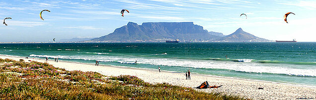 Kite-Surfen am Strand von Kapstadt
